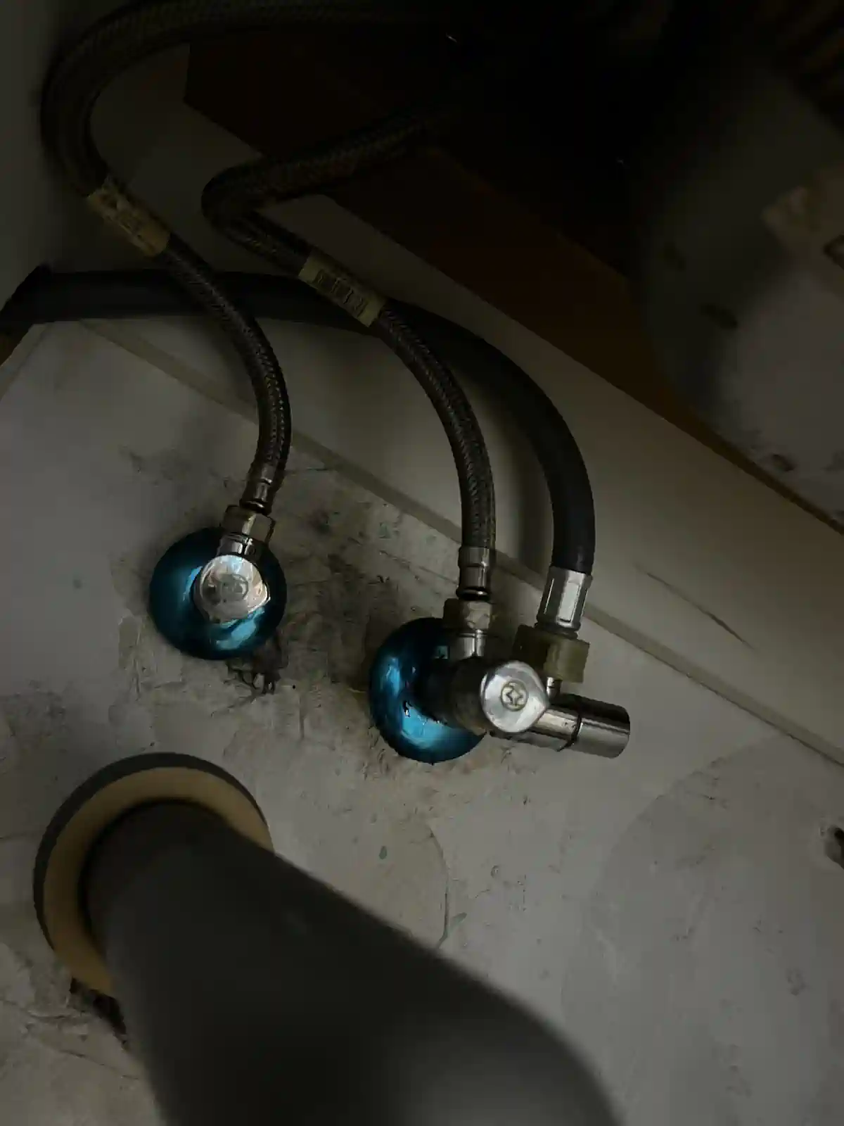 Отстраняване на теч под мивката и тоалетна