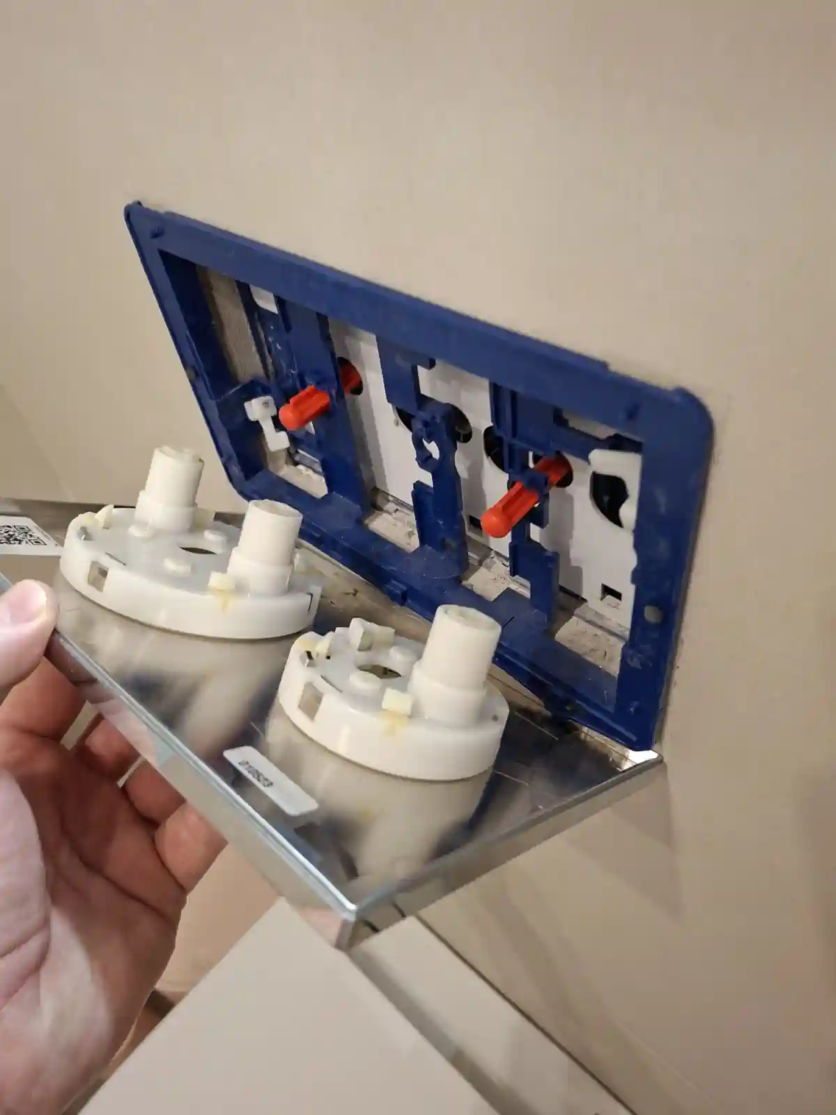 Ремонт регулиране на бутон на вградени казанчета