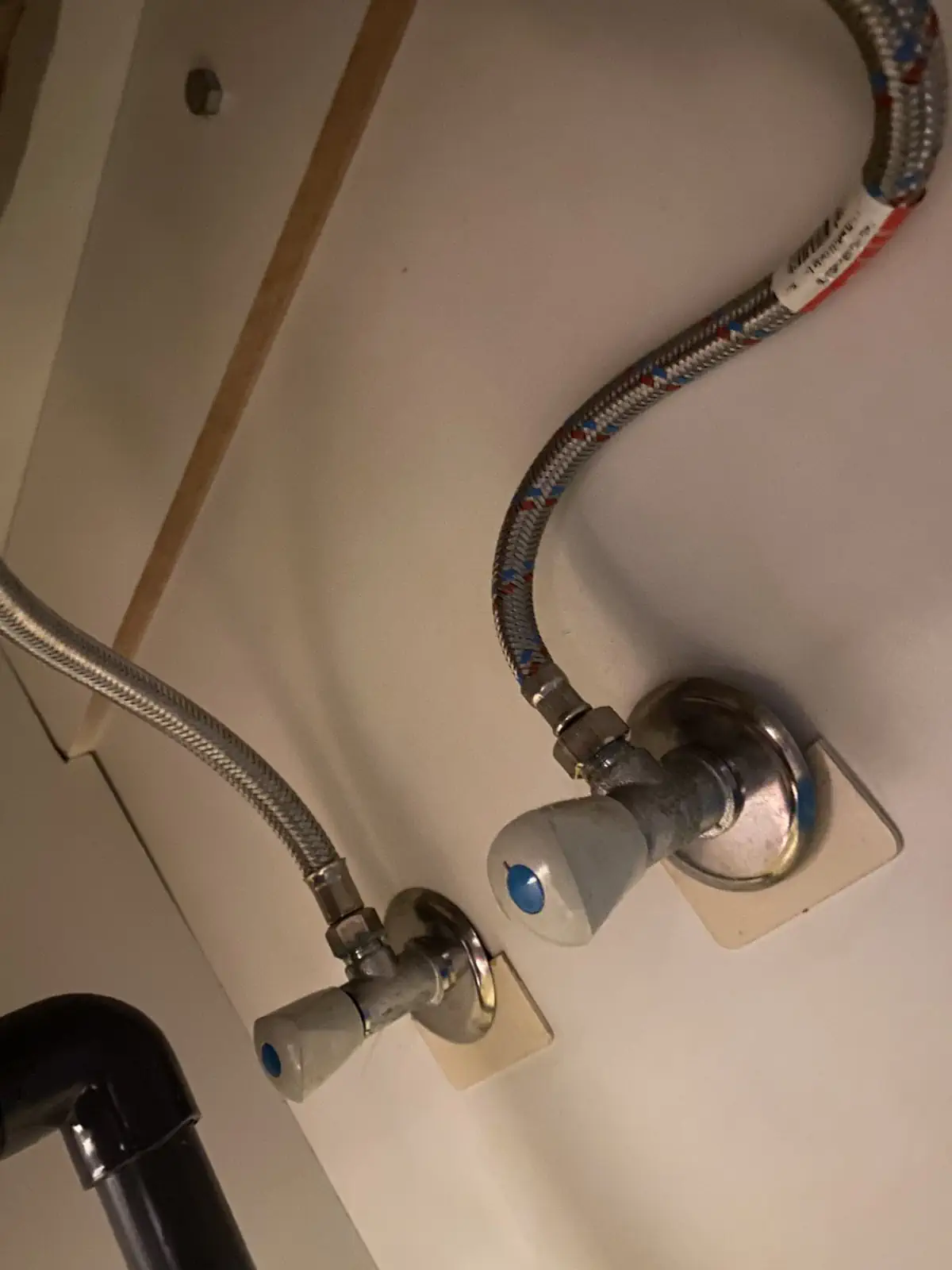 Смяна на връзка за чиста вода и тоалетна