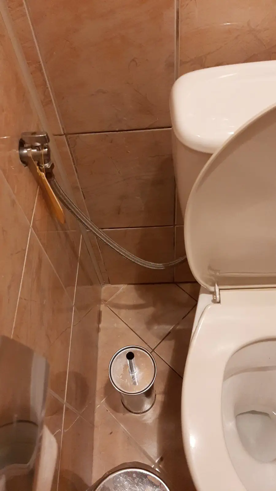 Смяна на кран на тоалетна